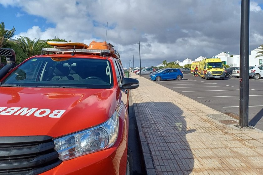 Los bomberos auxilian a una persona que llevaba dos días inconsciente en su domicilio de Playa Blanca